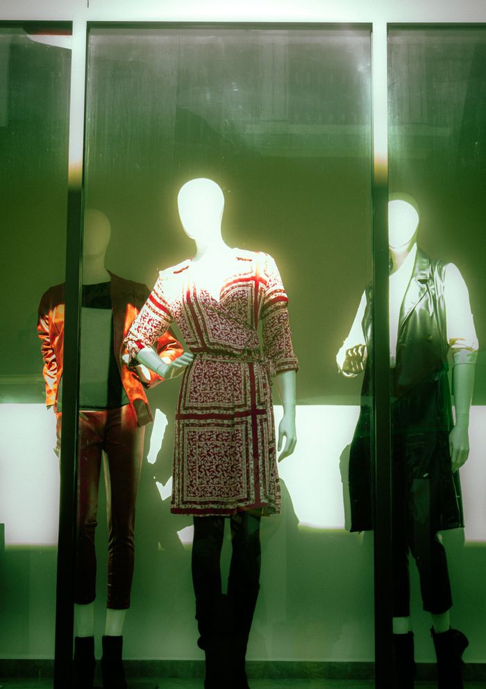 Stylish mannequin display in a Puebla boutique featuring elegant clothing and vibrant colors.